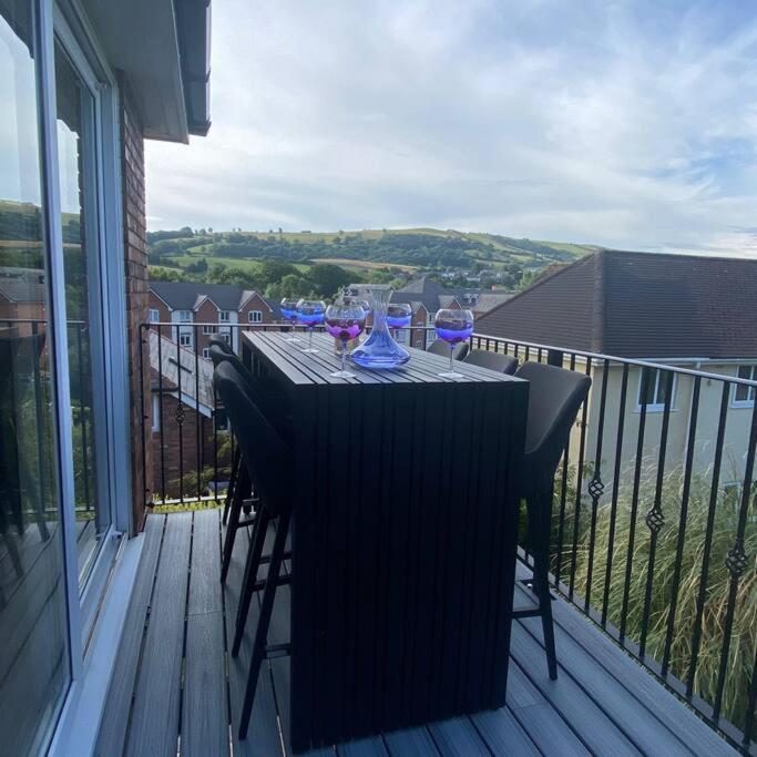 Luxury 4-5 Bed Home With Games Room And Balcony Newtown  Exterior photo