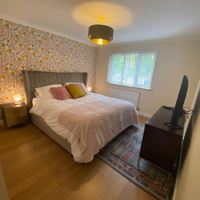 Luxury 4-5 Bed Home With Games Room And Balcony Newtown  Exterior photo
