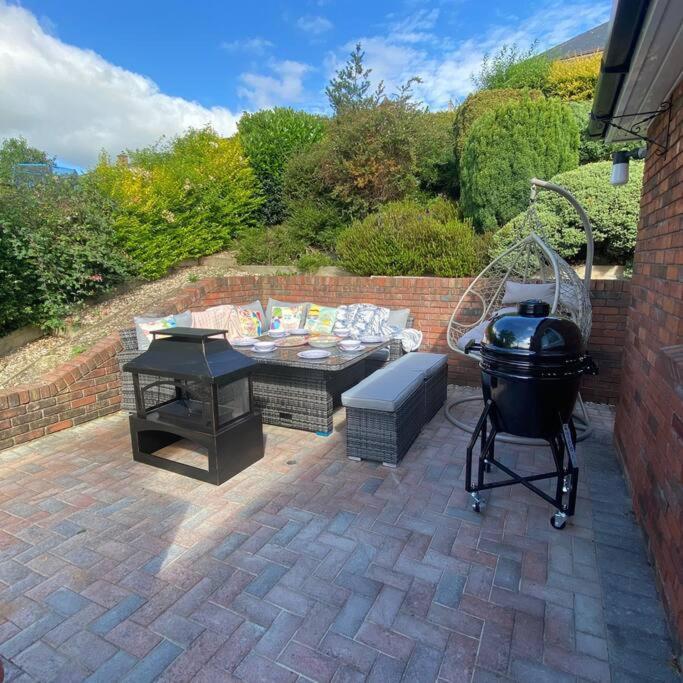 Luxury 4-5 Bed Home With Games Room And Balcony Newtown  Exterior photo