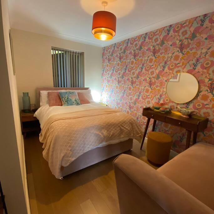 Luxury 4-5 Bed Home With Games Room And Balcony Newtown  Exterior photo