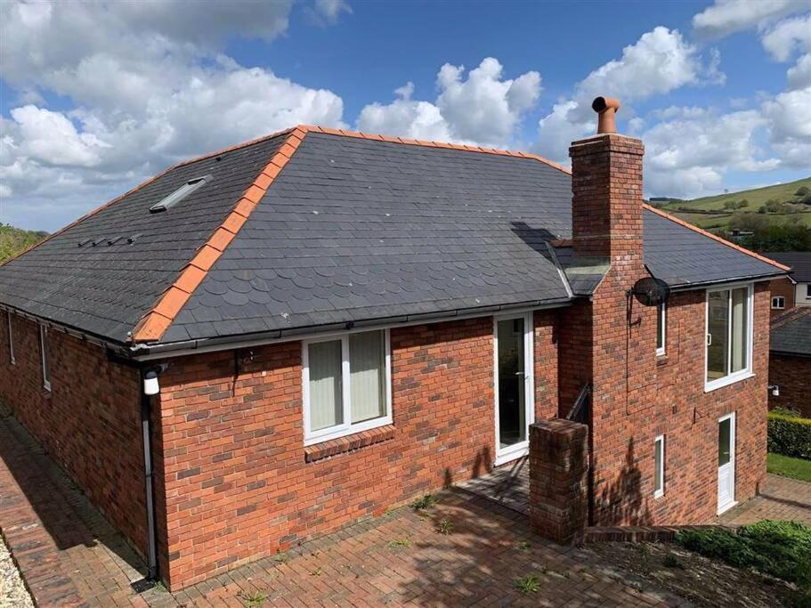 Luxury 4-5 Bed Home With Games Room And Balcony Newtown  Exterior photo