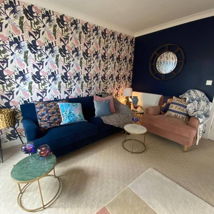 Luxury 4-5 Bed Home With Games Room And Balcony Newtown  Exterior photo