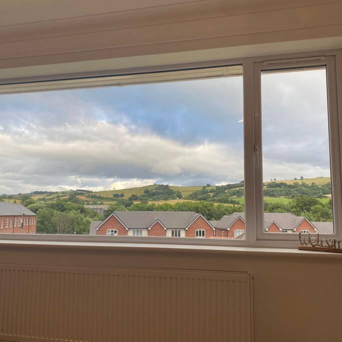 Luxury 4-5 Bed Home With Games Room And Balcony Newtown  Exterior photo