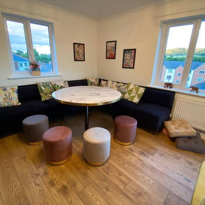 Luxury 4-5 Bed Home With Games Room And Balcony Newtown  Exterior photo