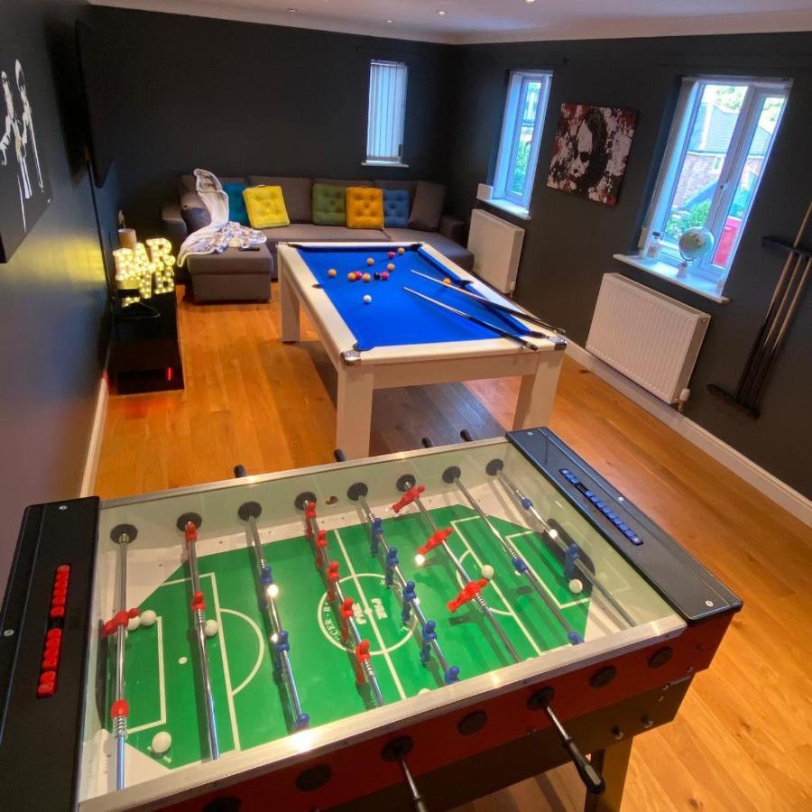 Luxury 4-5 Bed Home With Games Room And Balcony Newtown  Exterior photo